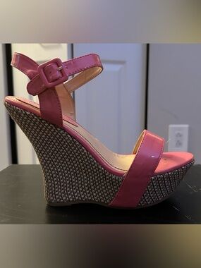Bucco - *Plus Size* Pink patent wedge sandals w/ woven platform - Size 10